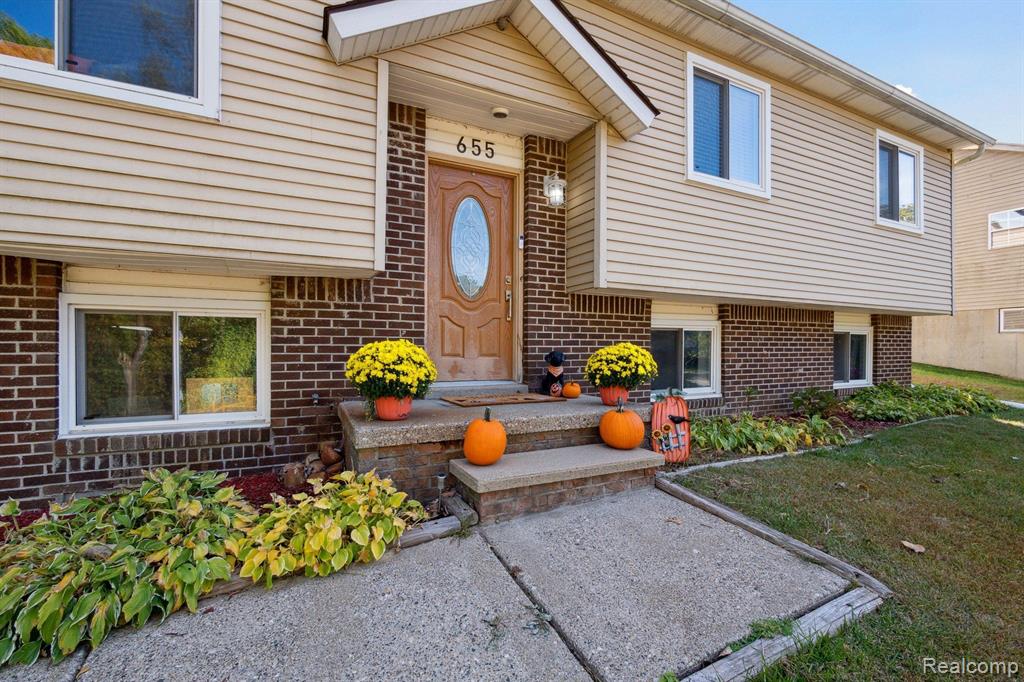 655 FERNDALE Avenue, Lake Orion, MI 48362 — Photo 2