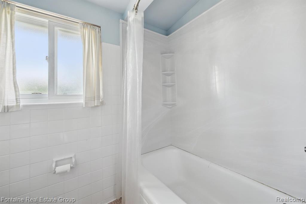 8657 Mercedes Street, Dearborn Heights, MI 48127 — Photo 13