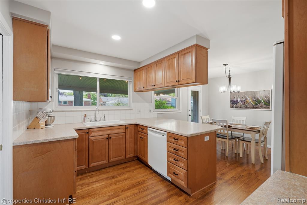 9001 Perrin Street, Livonia, MI 48150 — Photo 8