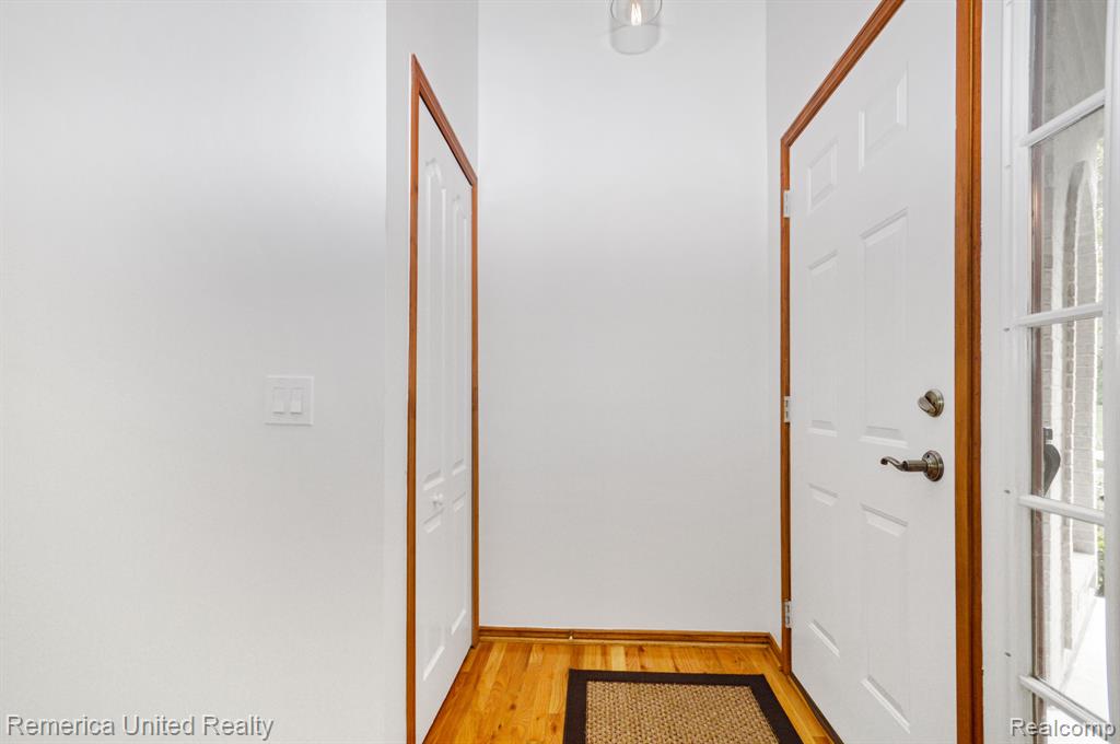 2781 HONEY SUCKLE Court, Wixom, MI 48393 — Photo 4