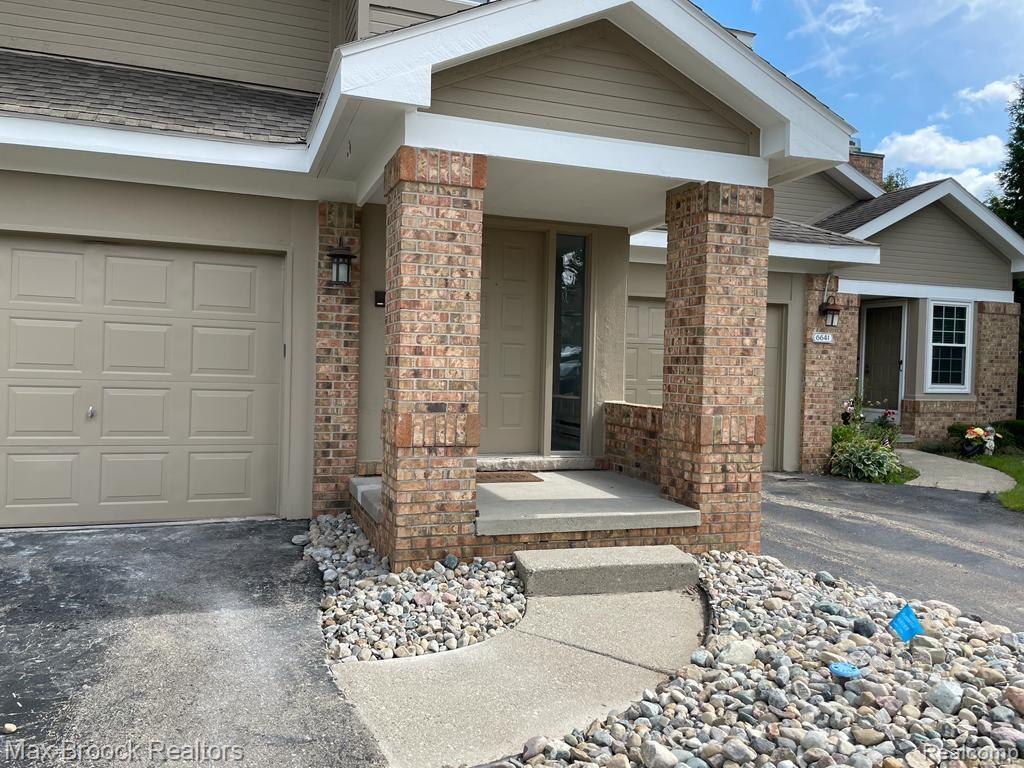 6635 BELLOWS Court, West Bloomfield, MI — Photo 2