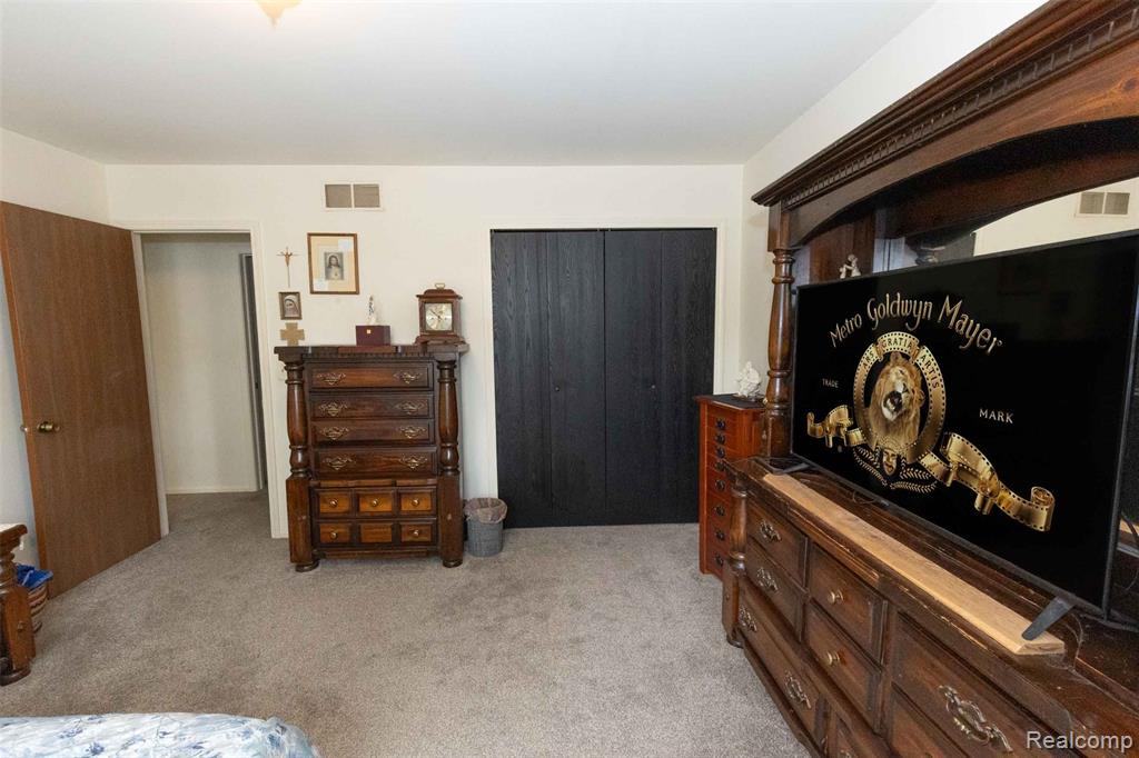 5685 S Aylesbury Drive, Waterford, MI 48327 — Photo 22