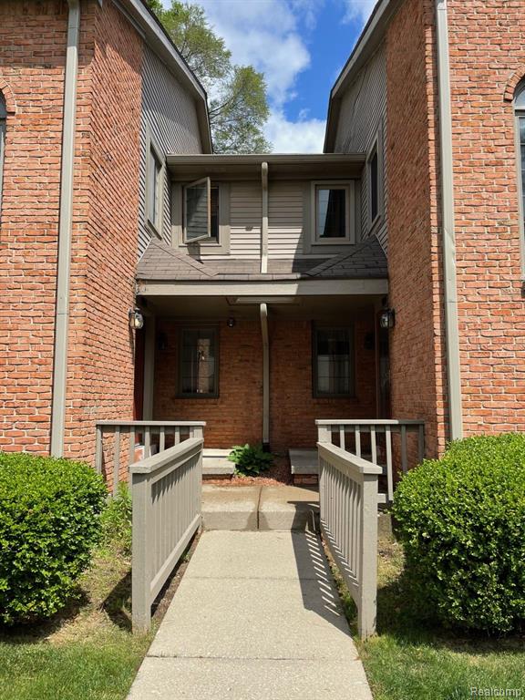 902 RIDGE Court, 122, Brighton, MI 48116 — Photo 2