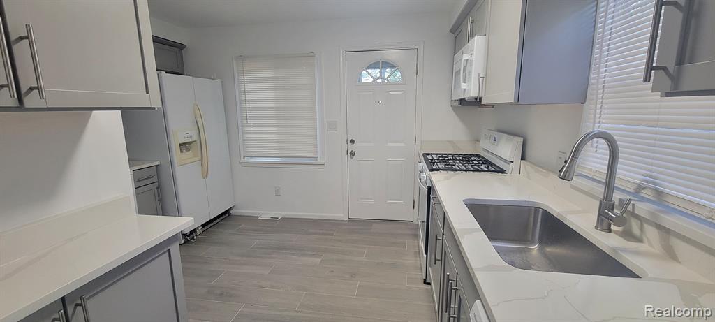 568 E DALLAS Avenue, Madison Heights, MI 48071 — Photo 8