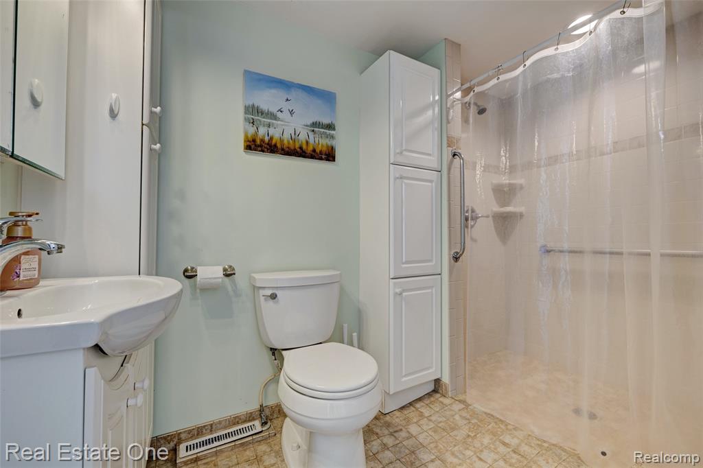 9150 Rattalee Lake Road, Clarkston, MI 48348 — Photo 13
