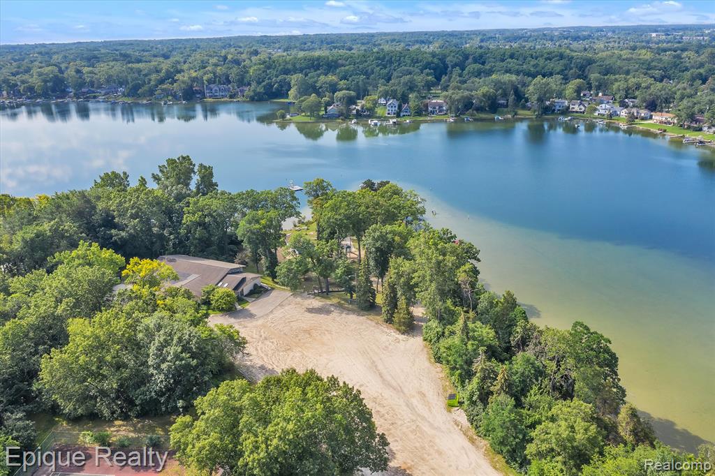 7441 Honeysuckle Road, West Bloomfield, MI 48324 — Photo 35