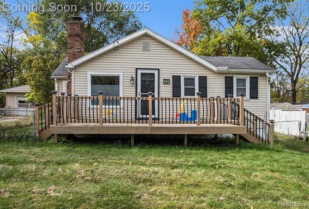 845 N East Street, Fenton, MI 48430 — front exterior