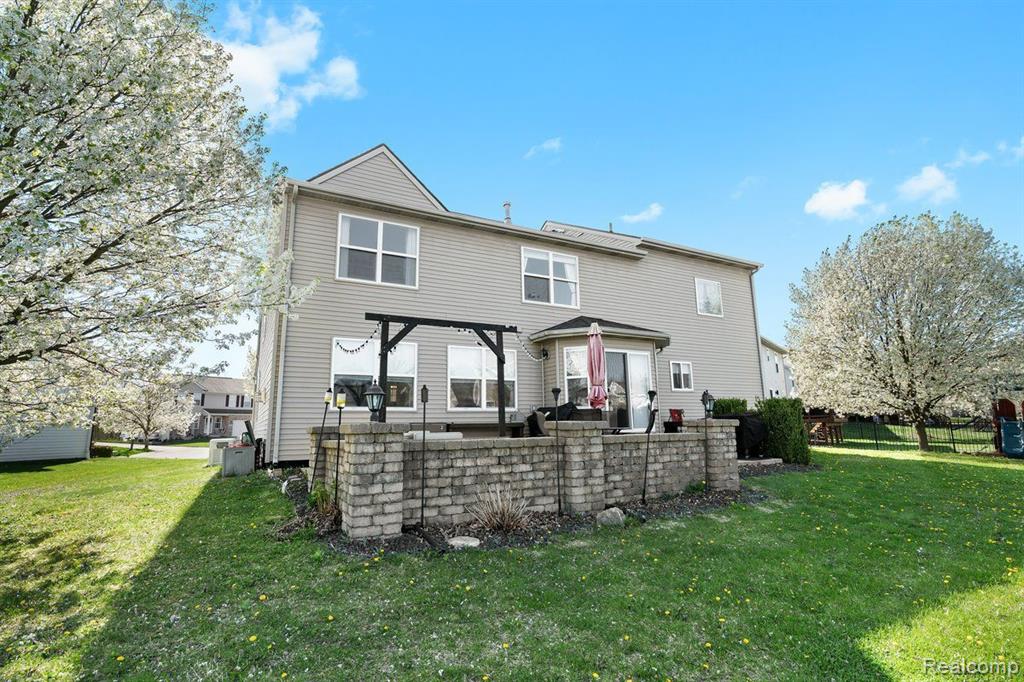 469 RIDGEWOOD Drive S, Ortonville, MI 48462 — Photo 8