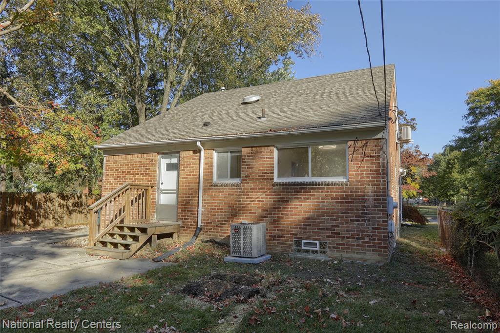 13369 Winchester Avenue, Huntington Woods, MI — Photo 30