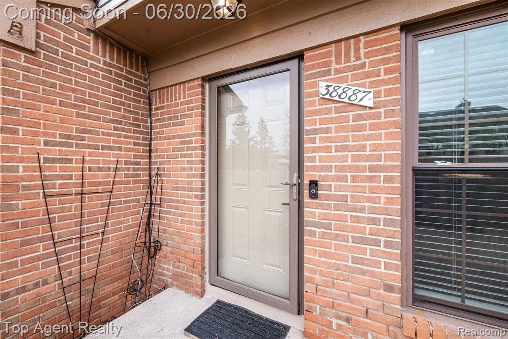 38887 Country Circle, Farmington Hills, MI 48331 — Photo 36