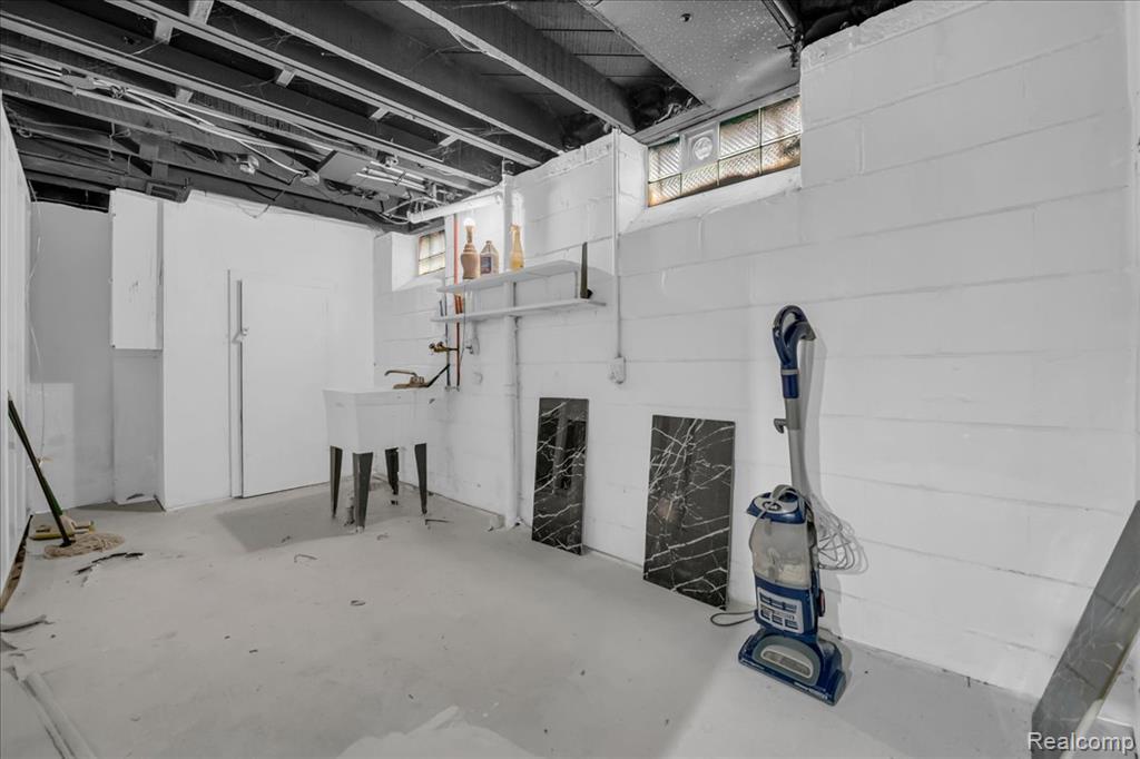 8882 Warwick Street, Detroit, MI 48228 — Photo 24