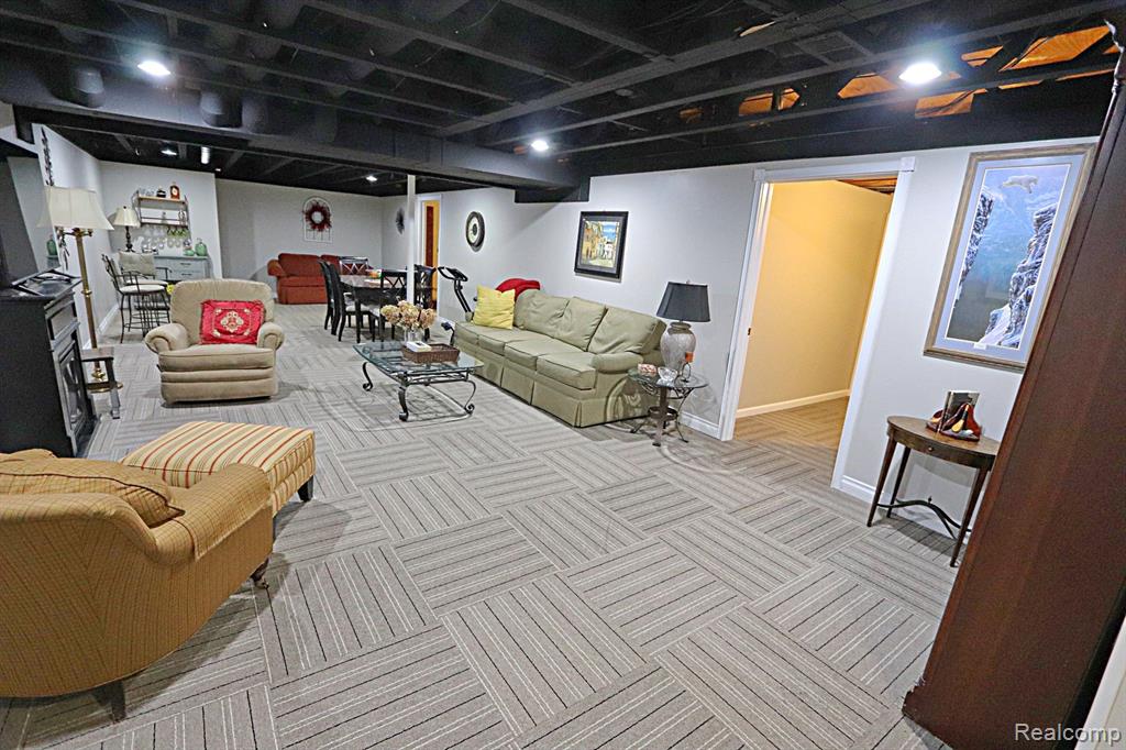 35053 KNOLLWOOD Lane, Farmington Hills, MI 48335 — Photo 45