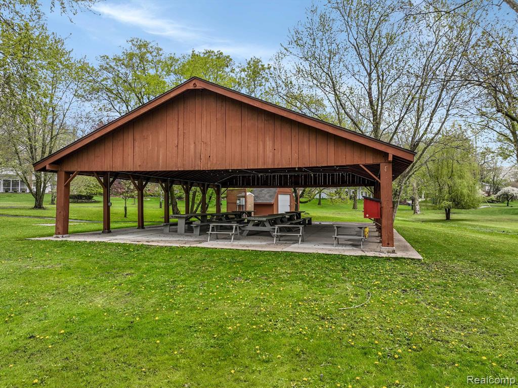 601 LAKE FOREST Road, Rochester Hills, MI 48309 — Photo 38