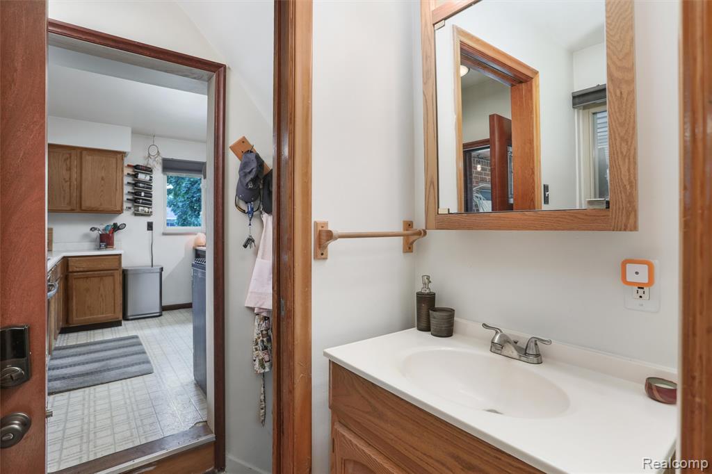 9912 Deering Street, Livonia, MI 48150 — Photo 21