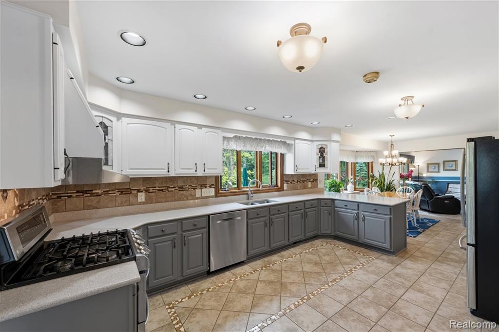 125 Olde Franklin Drive, Howell, MI 48855 — Photo 24