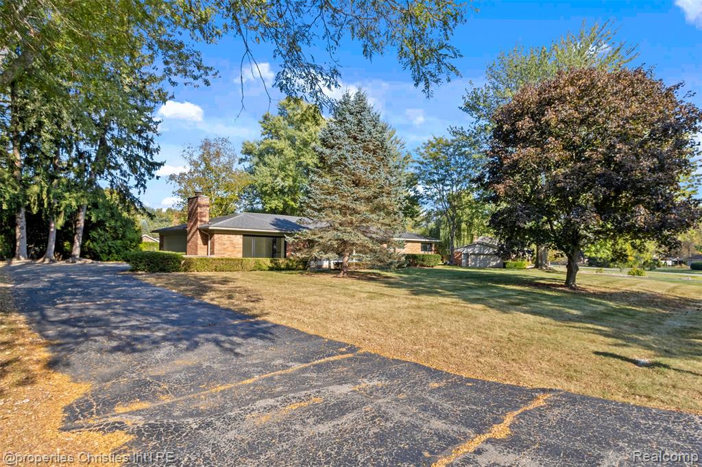 571 Yorkton Lane, Bloomfield Hills, MI 48304 — Photo 26