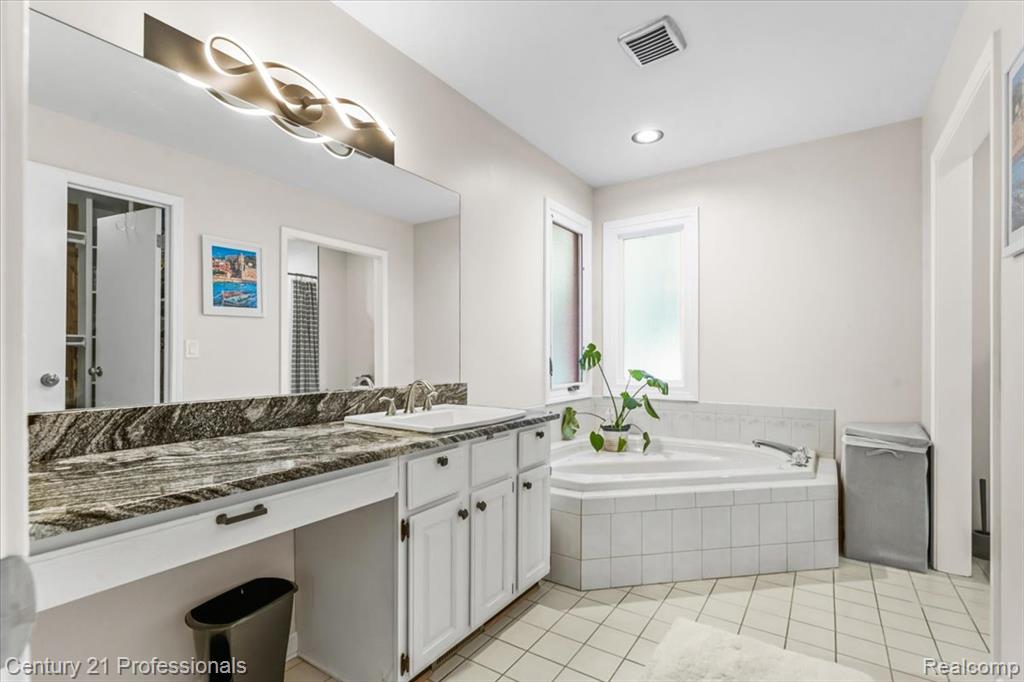 11413 Bancroft Court, Fenton, MI 48430 — Photo 17