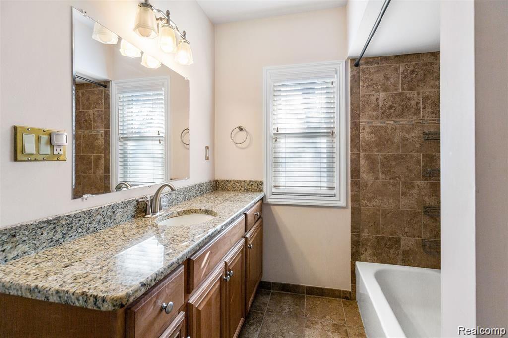 401 CATALPA Drive, Royal Oak, MI 48067 — Photo 17