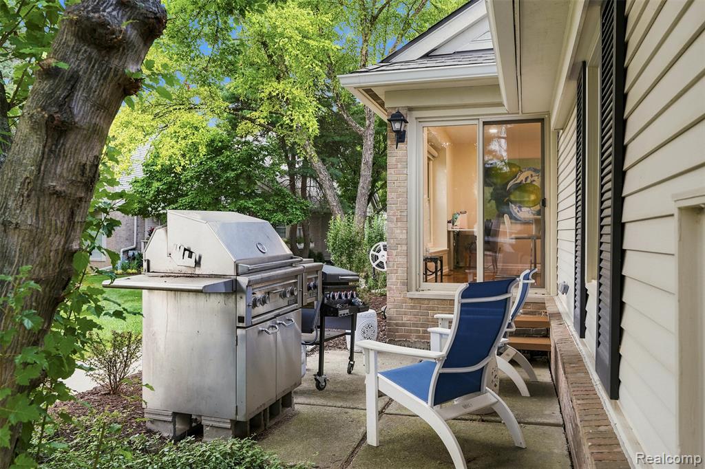 6012 Danbury Court, West Bloomfield, MI — Photo 9