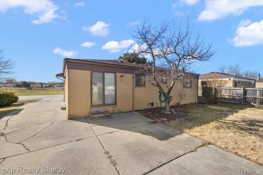 39622 UNIVERSITY Drive, Sterling Heights, MI 48310 — Photo 6