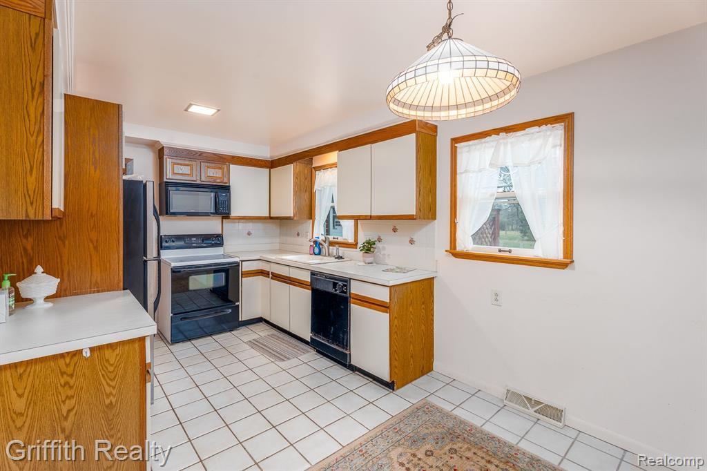 61305 FAIRLAND Drive, South Lyon, MI 48178 — Photo 8