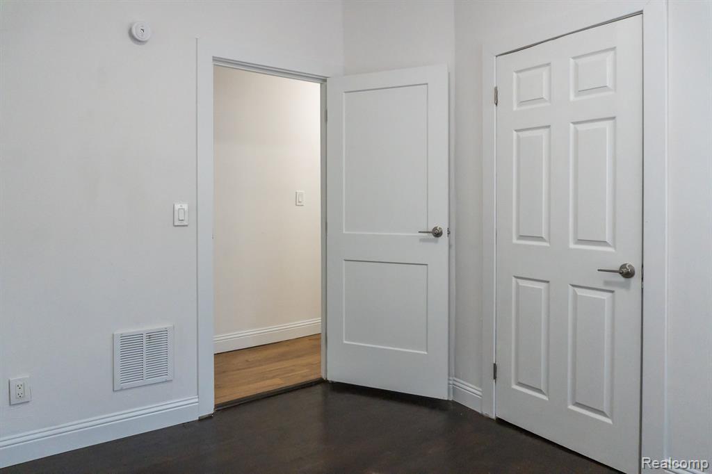 3927 SAINT CLAIR Street, Detroit, MI 48214 — Photo 8