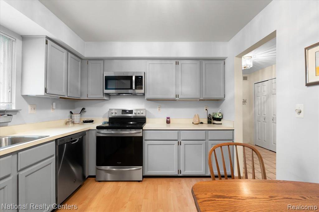 37224 BRENTWOOD Circle, Farmington Hills, MI 48331 — Photo 12