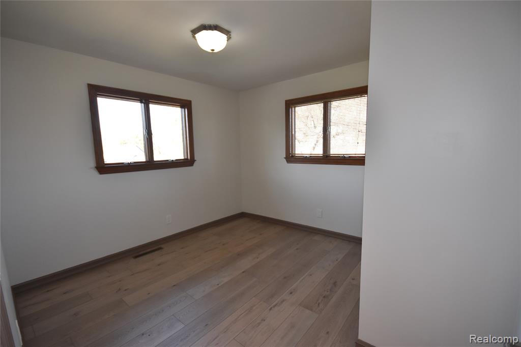 5106 Lakewood Drive, Grand Blanc, MI 48439 — Photo 18