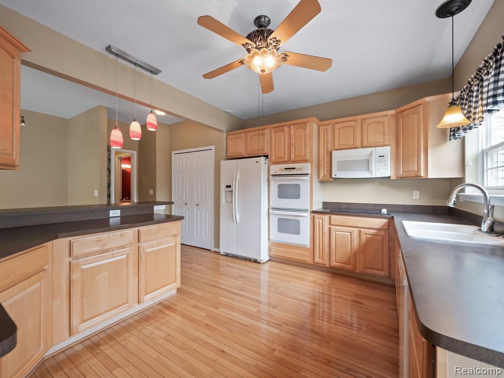 694 W BLUFF, Rochester Hills, MI 48307 — Photo 15