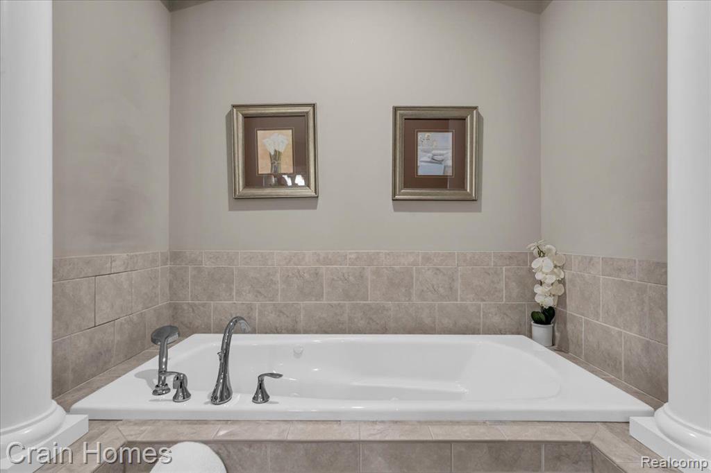 5808 KNOB HILL Circle, Clarkston, MI 48348 — Photo 18