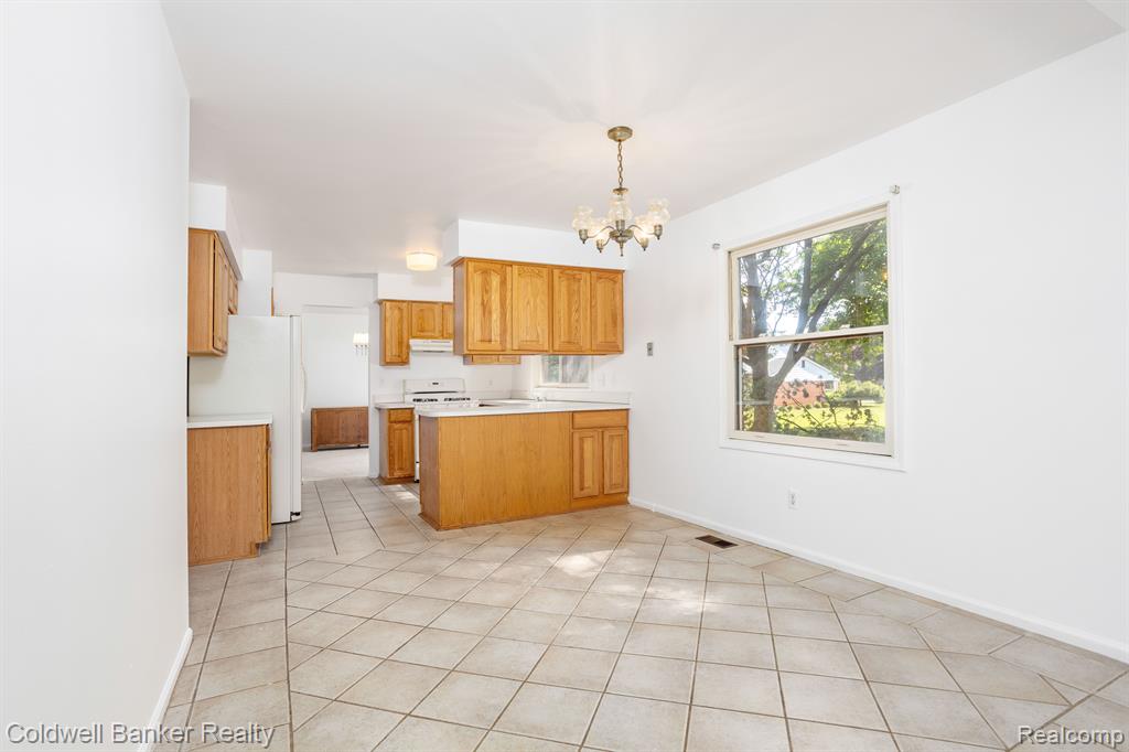 5310 HERTFORD Drive, Troy, MI 48085 — Photo 7