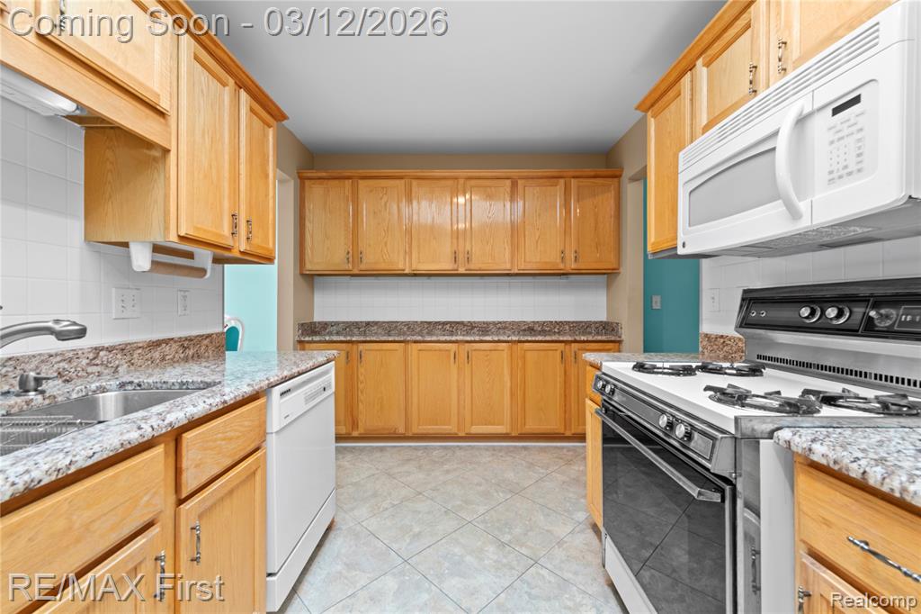 48578 Edgemont Court, Utica, MI 48315 — Photo 8