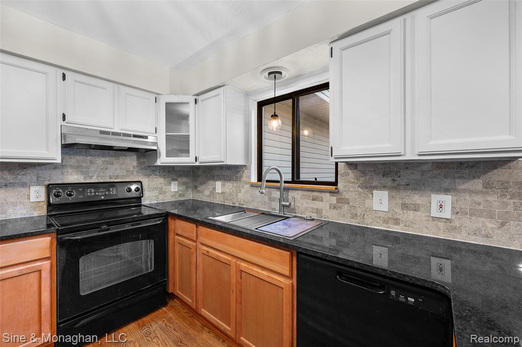 550 Hillcliff Drive, Waterford, MI 48328 — Photo 11