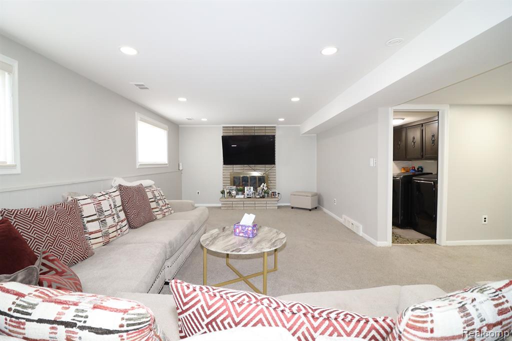693 CRONIN Drive, Dearborn Heights, MI 48127 — Photo 13