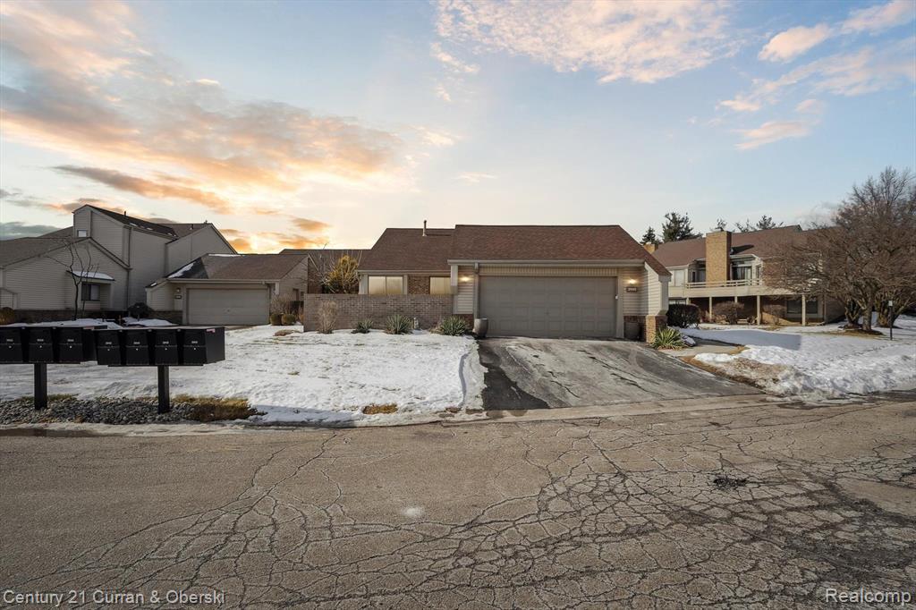 29345 E CHANTICLEER Drive, Southfield, MI 48034 — Photo 2