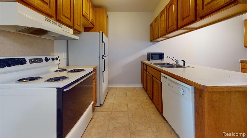 995 N Cass Lake Road, 229, Waterford, MI 48328 — Photo 4