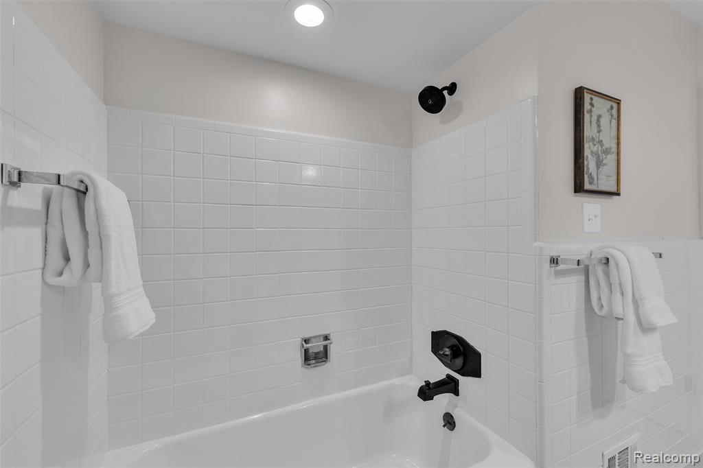 28720 Eldorado Pl, Lathrup Village, MI 48076 — Photo 34