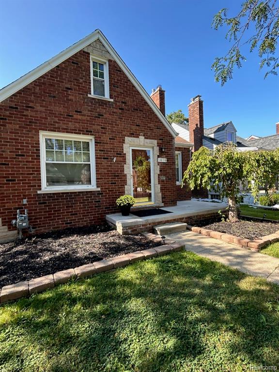 1809 Roslyn Road, Grosse Pointe Woods, MI 48236 — Photo 2