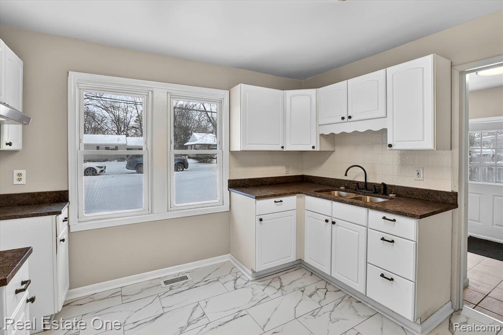 3267 Mills Acres Street, Flint, MI 48506 — Photo 9