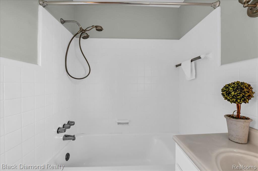 5500 Harvard Road, Detroit, MI 48224 — Photo 35