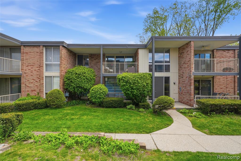 4041 W Maple Road, E203, Bloomfield Hills, MI 48301 — front exterior