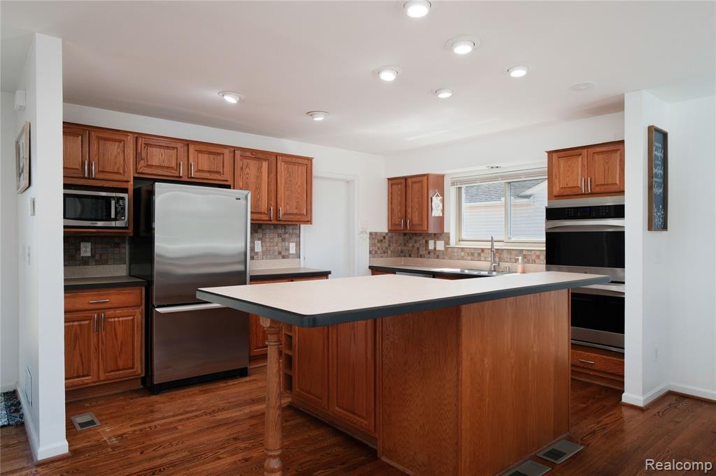 652 Stonehenge Drive, Canton, MI 48188 — Photo 8