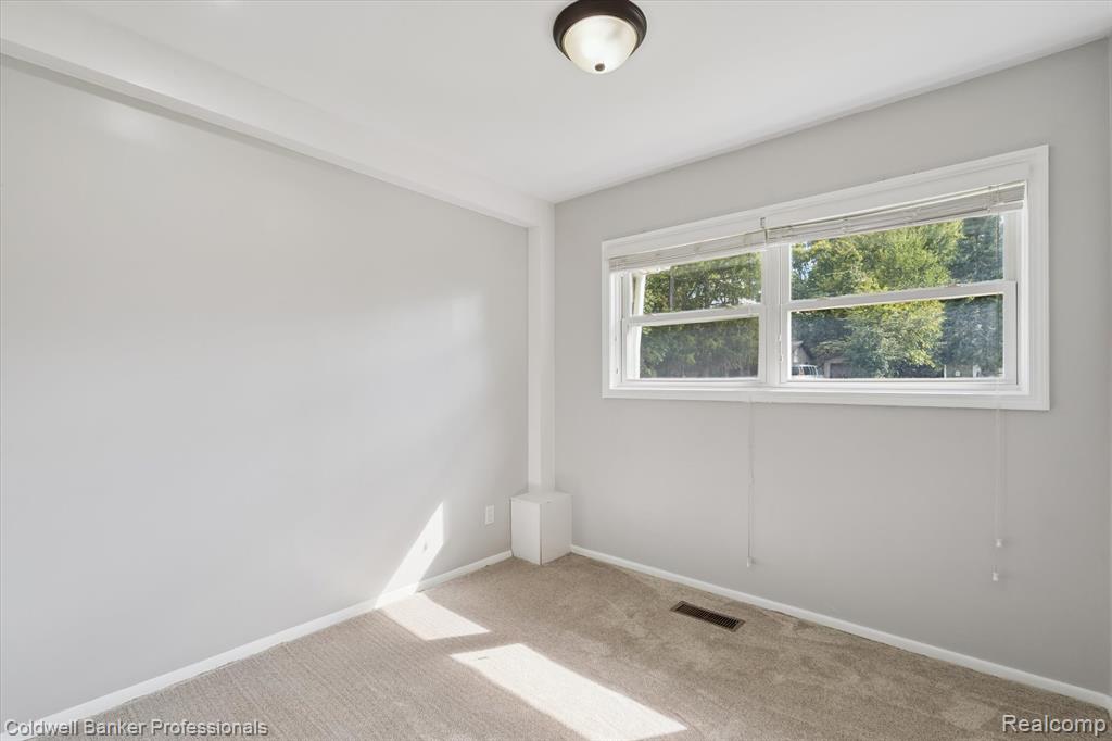 6314 Woodsdale Drive, Grand Blanc, MI 48439 — Photo 18