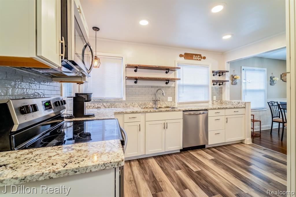9371 MERRIMAN Road, Livonia, MI 48150 — Photo 28