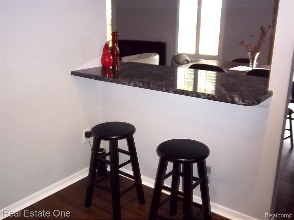 2054 MAPLEHURST Drive, 46, Commerce Twp, MI 48390 — Photo 10