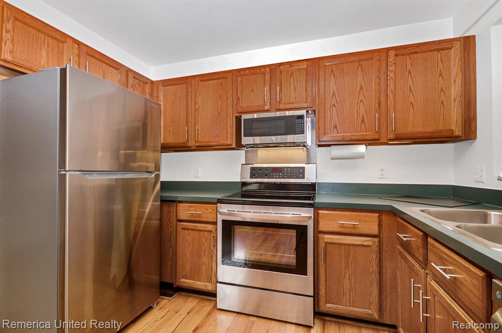 2781 HONEY SUCKLE Court, Wixom, MI 48393 — Photo 12