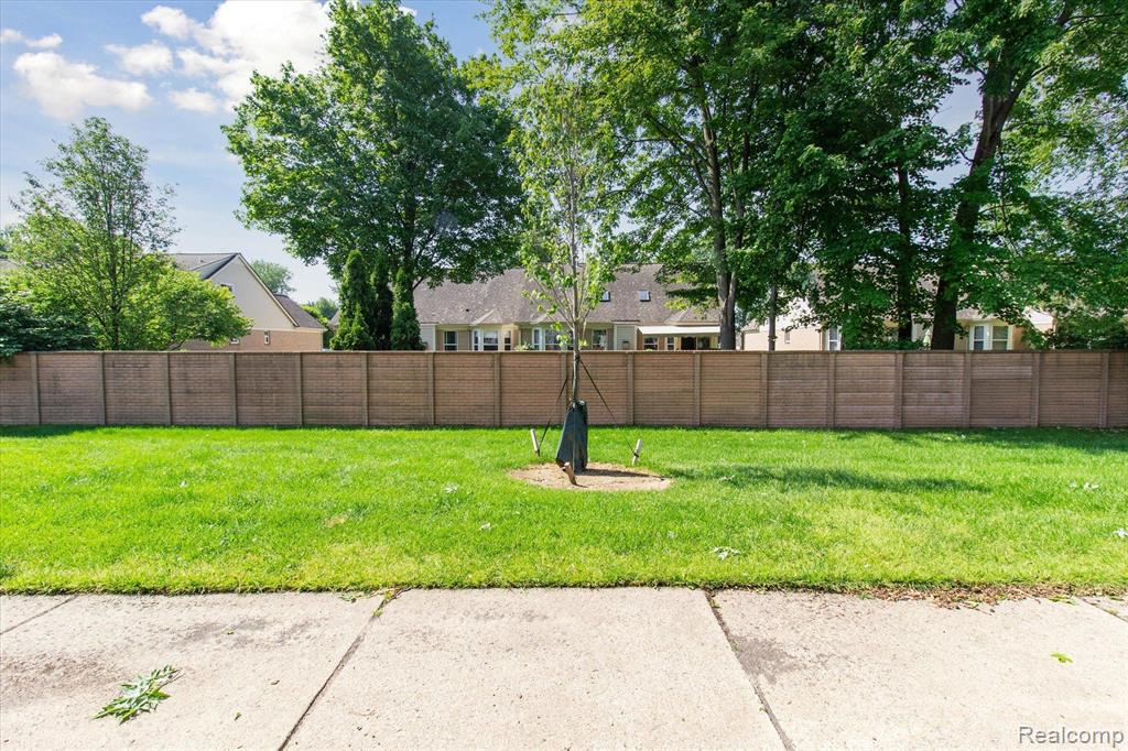 4174 BERKSHIRE Drive, Sterling Heights, MI 48314 — Photo 30