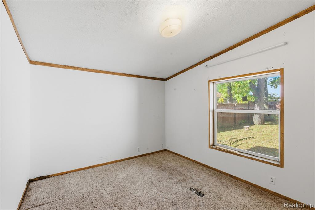 990 Voorheis Road, Waterford, MI 48328 — Photo 16