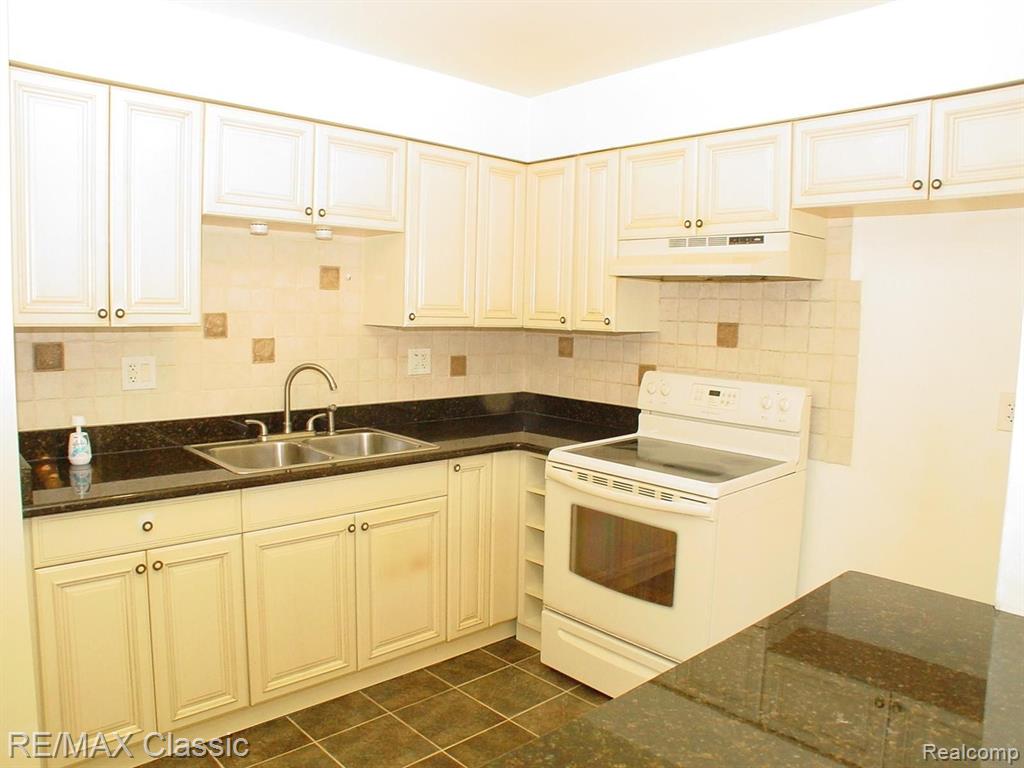 7572 WOODVIEW ST, 1, Westland, MI — Photo 10