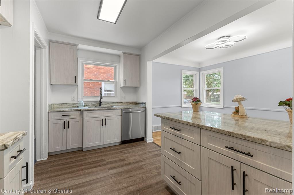 8276 Riverview Street, Dearborn Heights, MI 48127 — Photo 12